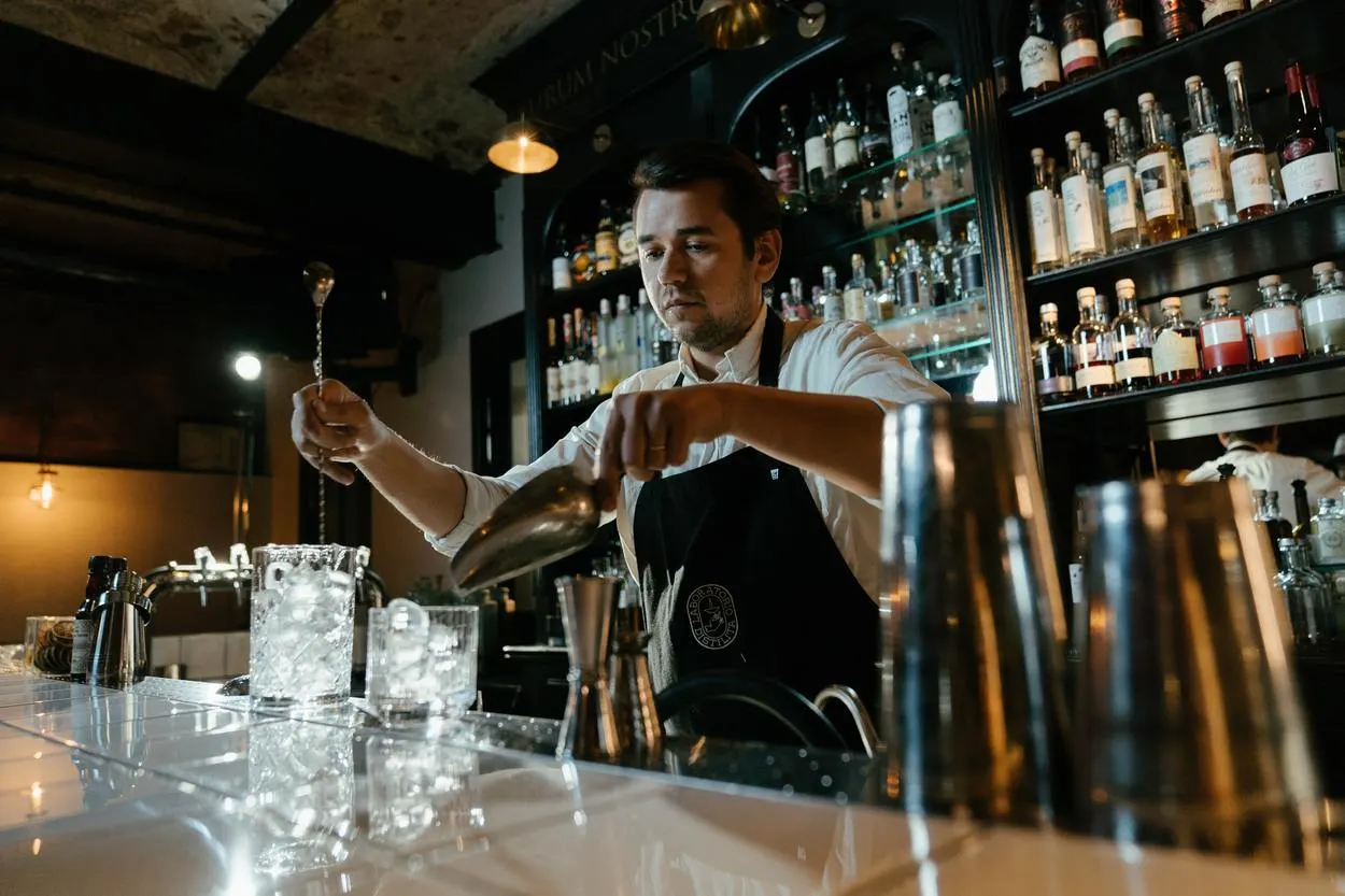 Man mixing cocktails. 